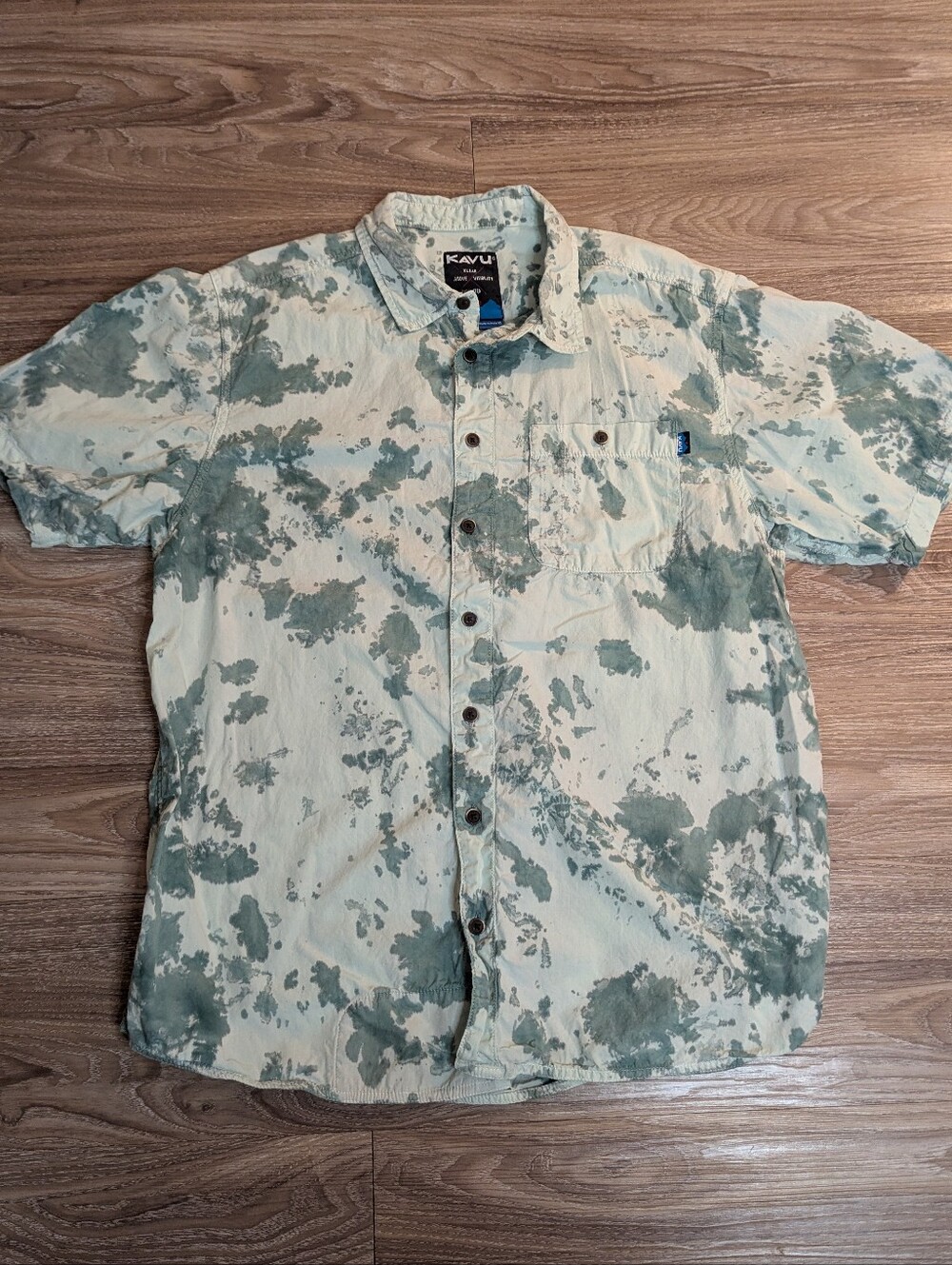 Kavu Men’s Short-Sleeve Button-Up Shirt in Mint Green and Cream Tie-Dye